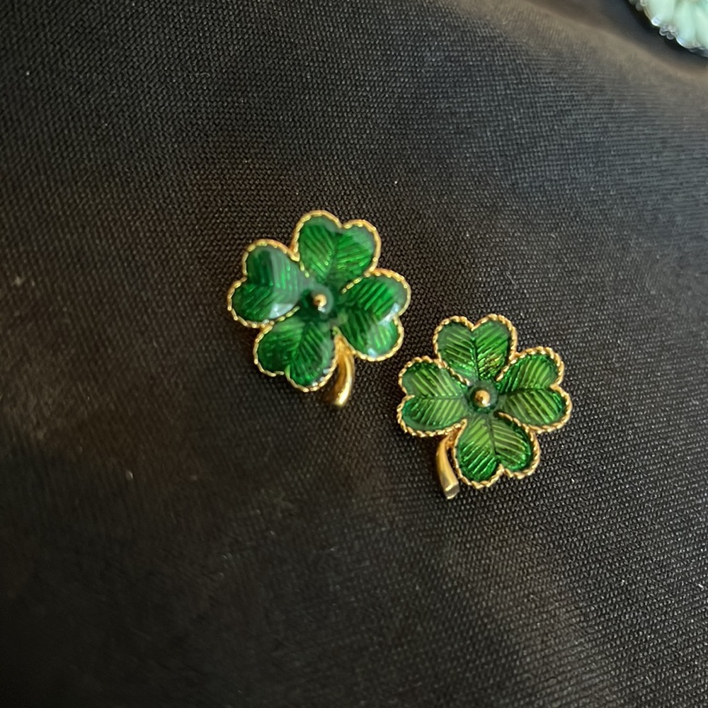3/$20 Avon enamel four leaf clover earrings - Picture 3 of 4